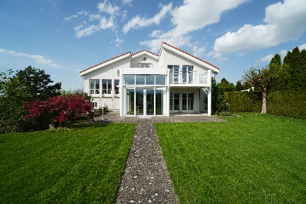 Giebeldachhaus mit Wiese